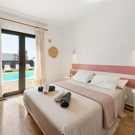 Home2book Private With Pool, Vila