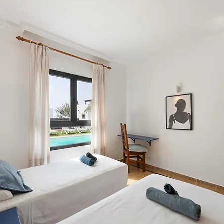 Home2book Private With Pool, Vila