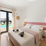 Home2book Private With Pool, Villa
