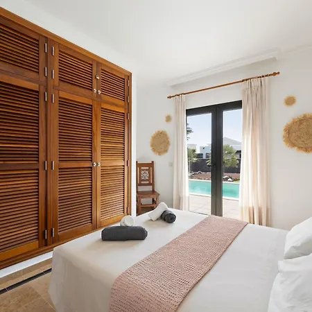 Home2book Private With Pool, Vila *