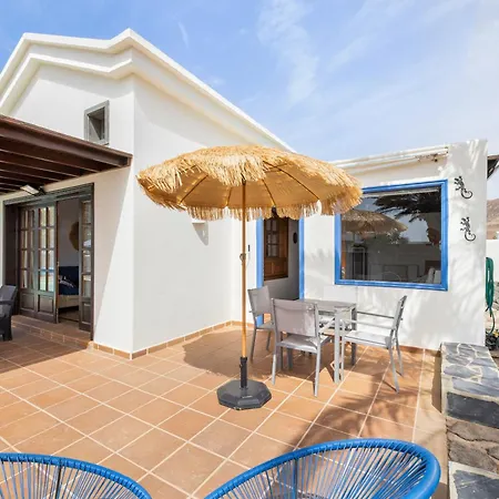 Home2book Private With Pool, Vila