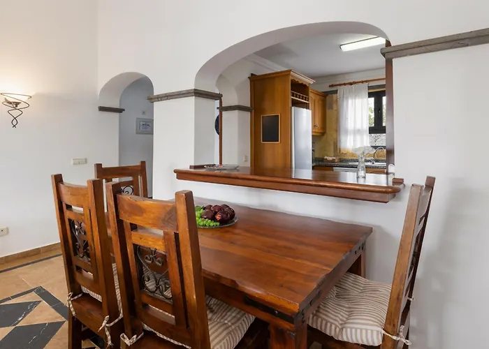 Home2book Private With Pool, Vila