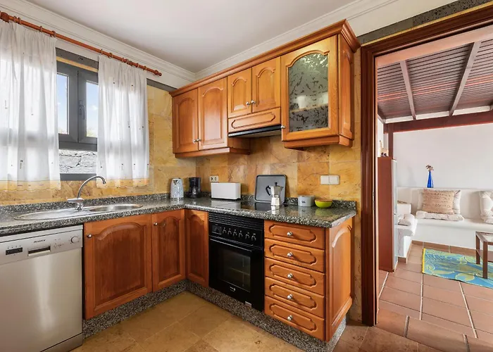 Home2book Private With Pool, Vila *