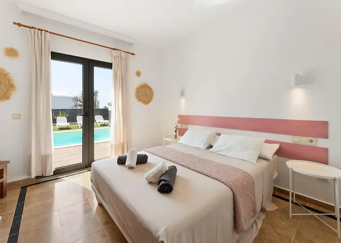 Home2book Private With Pool, Vila