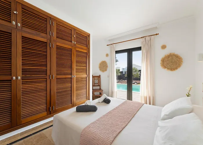 Home2book Private With Pool, Vila *