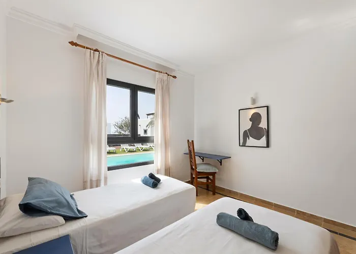 Home2book Private With Pool, Vila